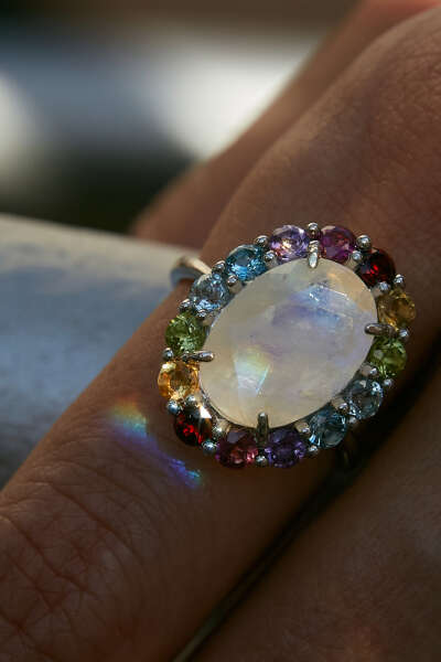 Радужное кольцо с лунным камнем овальной огранки